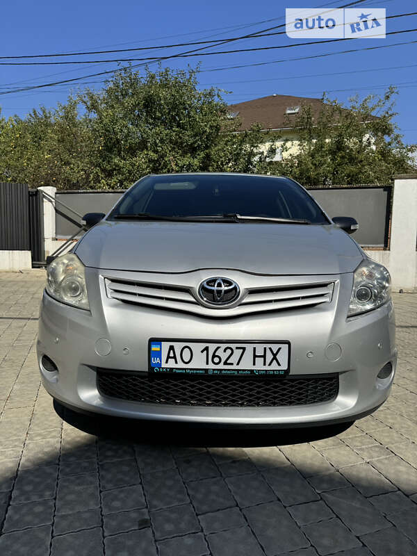 2011 toyota auris