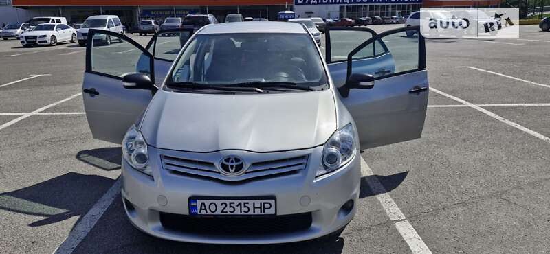 2010 toyota auris