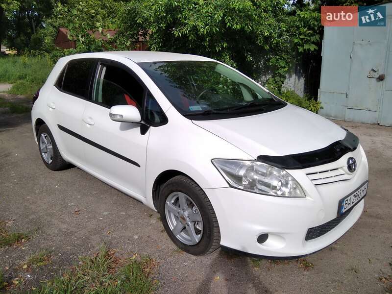 2011 toyota auris