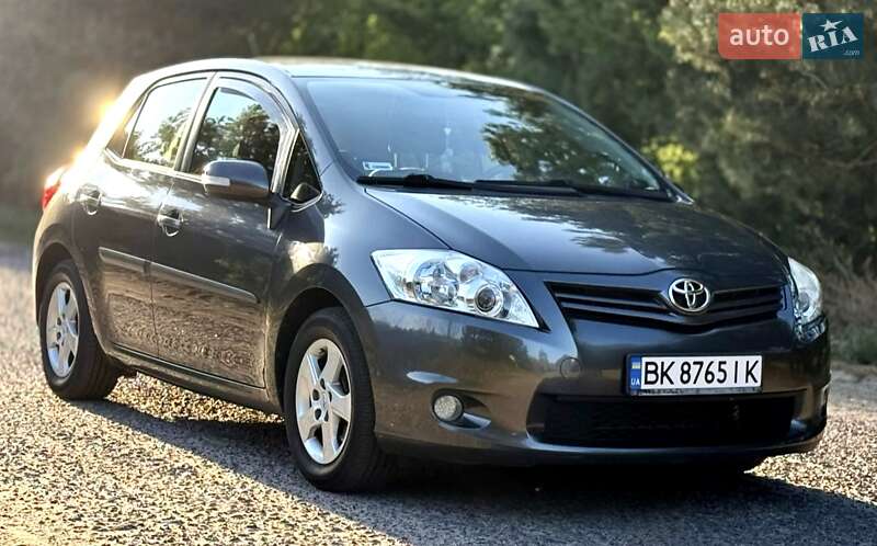 2013 toyota auris
