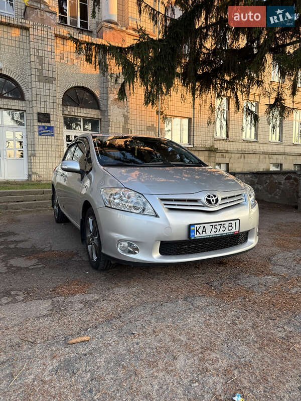 2011 toyota auris