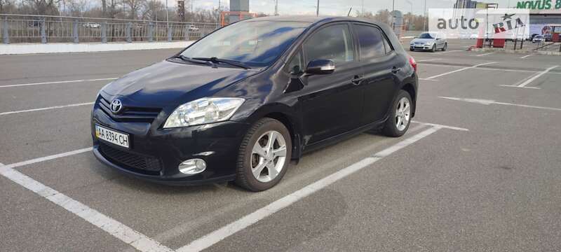 2011 toyota auris