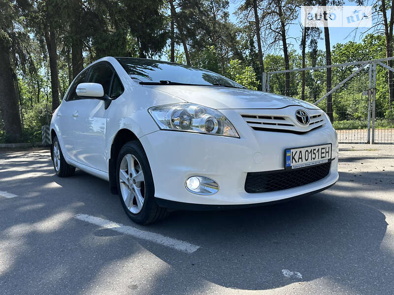 2012 toyota auris