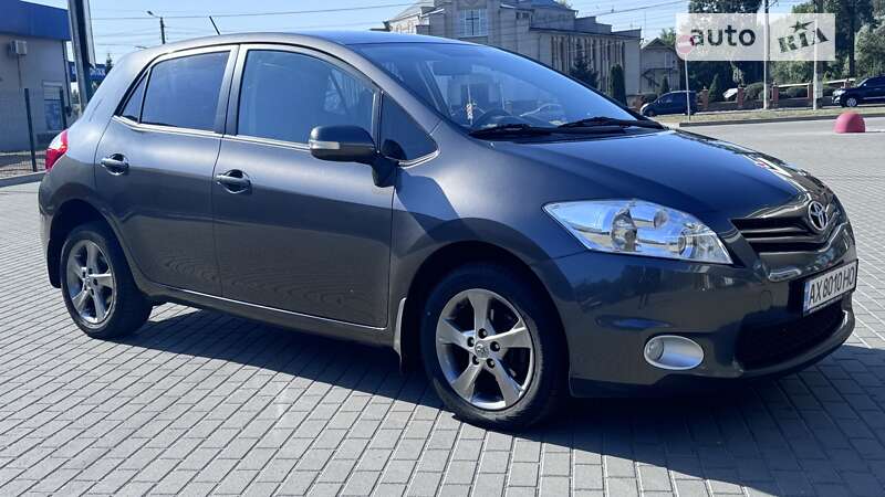 2012 toyota auris
