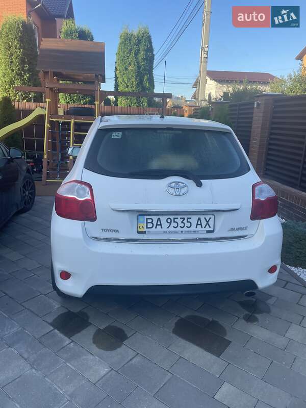 2012 toyota auris