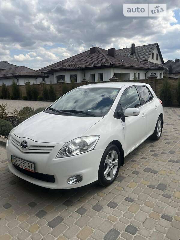 2012 toyota auris