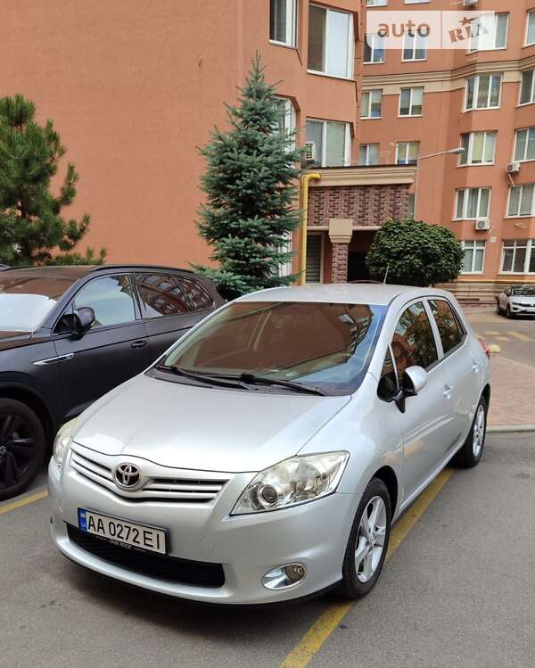 2011 toyota auris