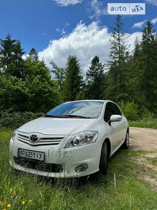 2011 toyota auris
