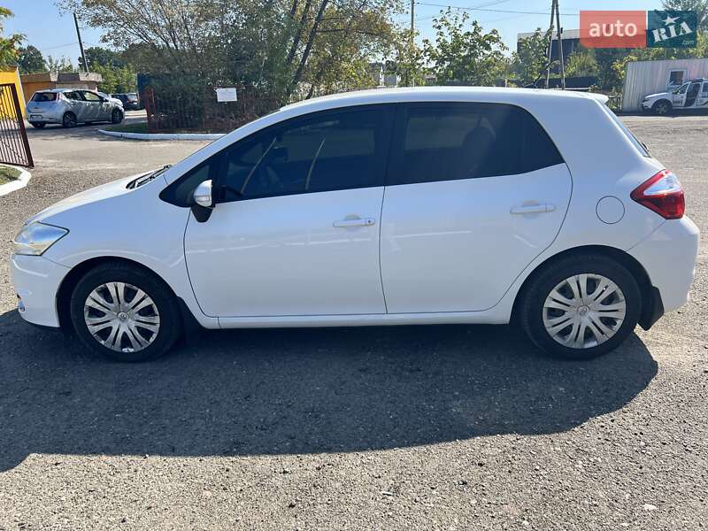 2011 toyota auris