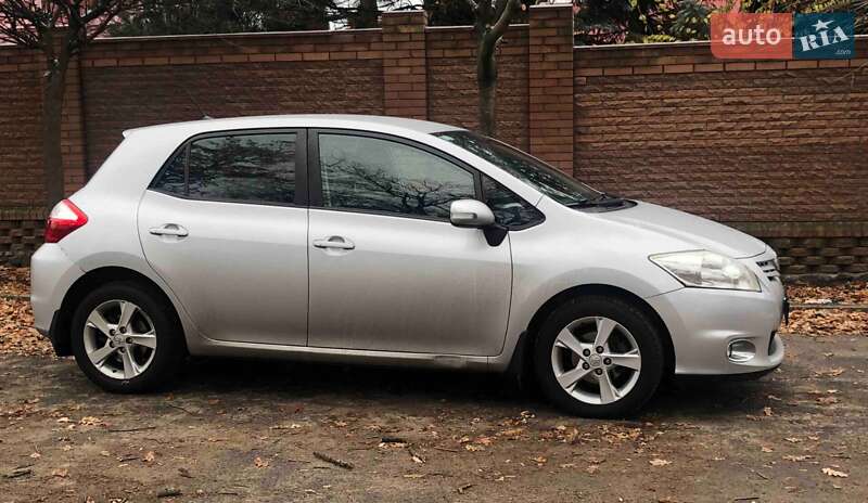 2011 toyota auris