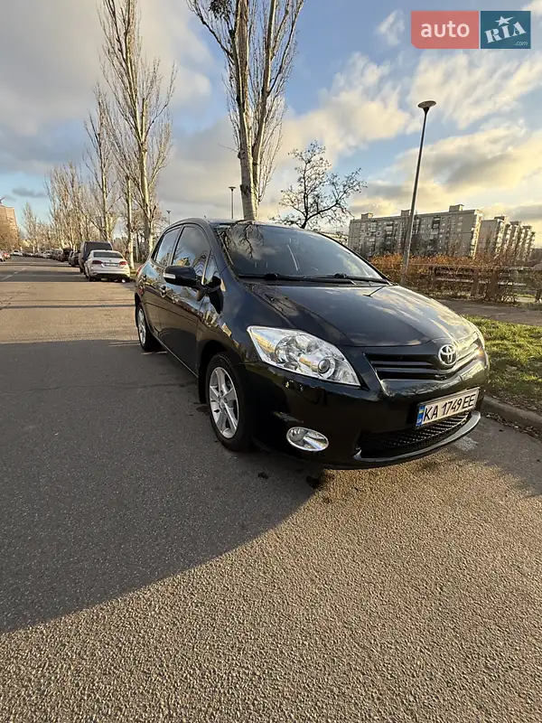 2012 toyota auris