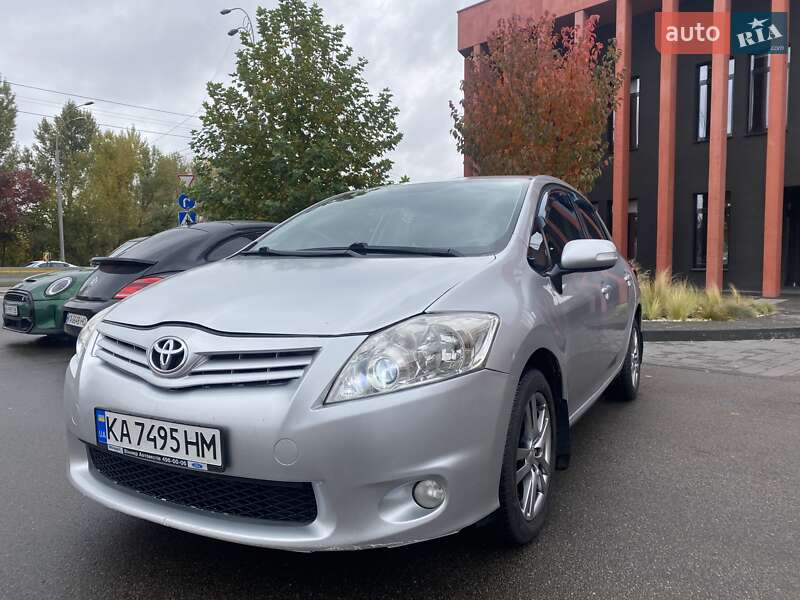 2011 toyota auris