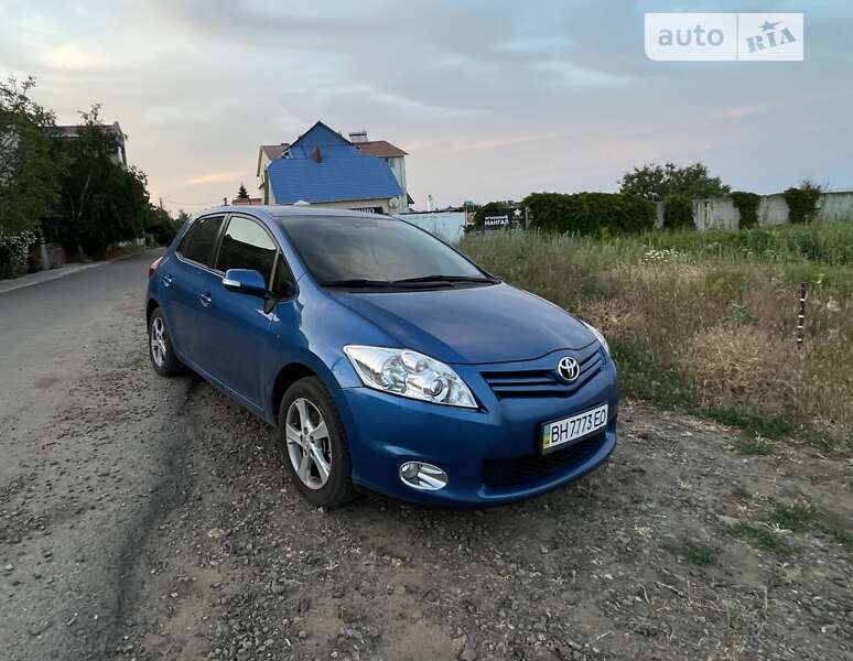 2011 toyota auris