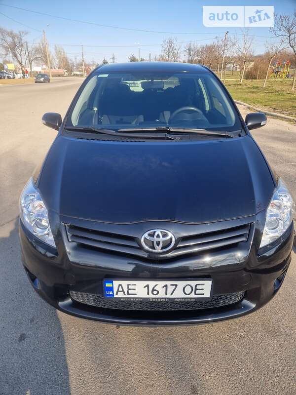 2011 toyota auris