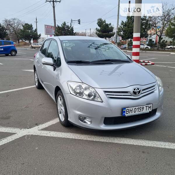 2012 toyota auris