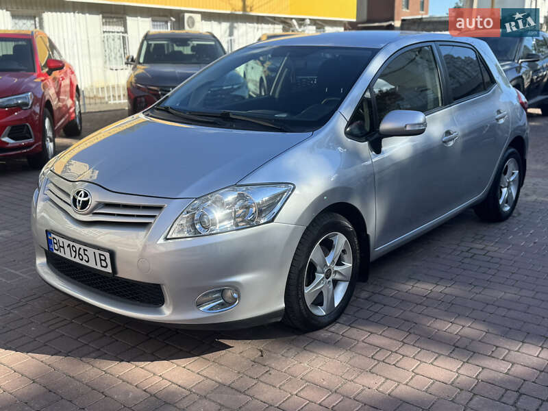 2011 toyota auris