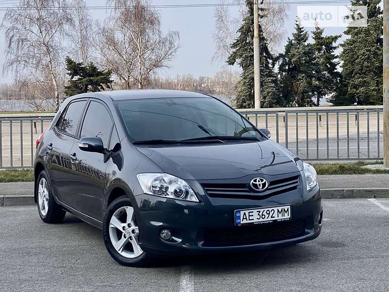 2011 toyota auris