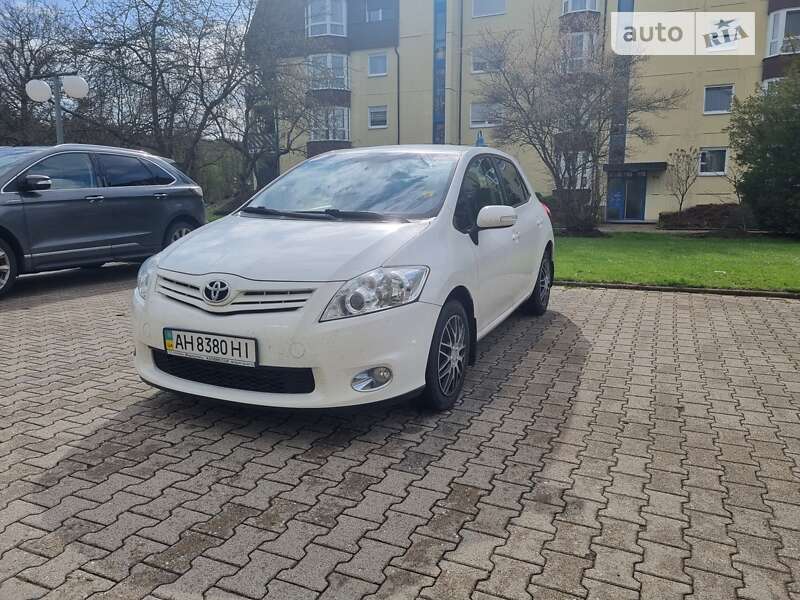 2011 toyota auris