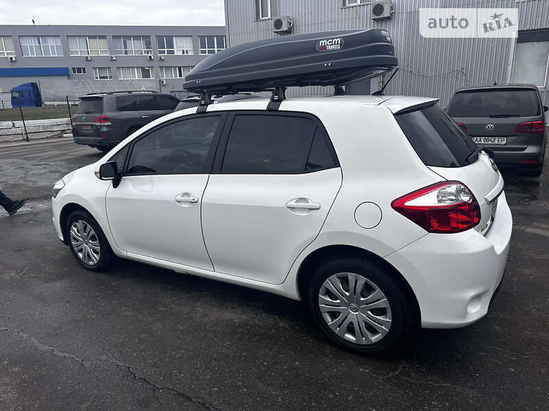 2011 toyota auris
