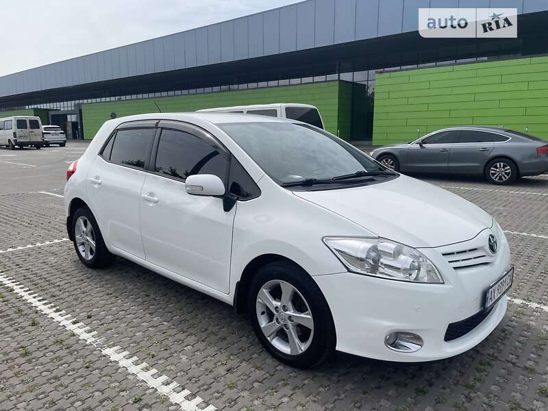 2012 toyota auris
