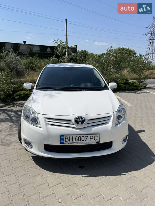 2011 toyota auris