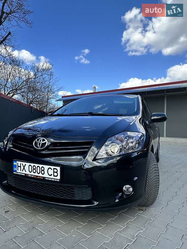 2011 toyota auris