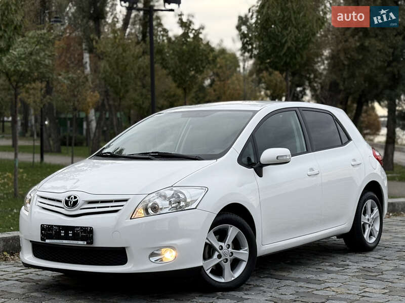 2011 toyota auris