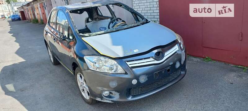 2011 toyota auris