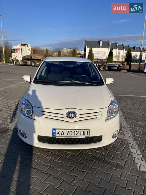 2012 toyota auris