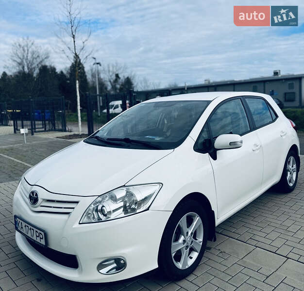 2012 toyota auris
