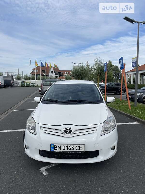 2011 toyota auris