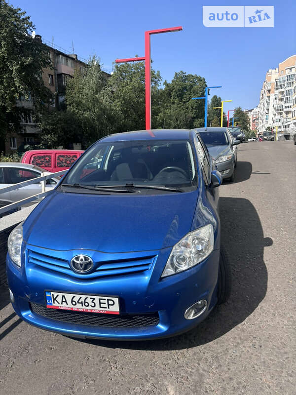 2011 toyota auris