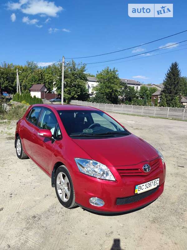 2011 toyota auris