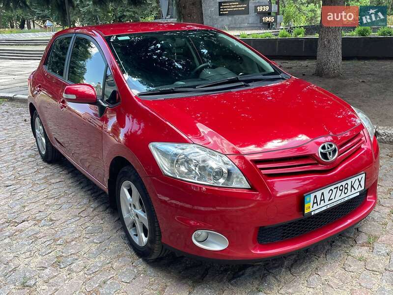 2011 toyota auris