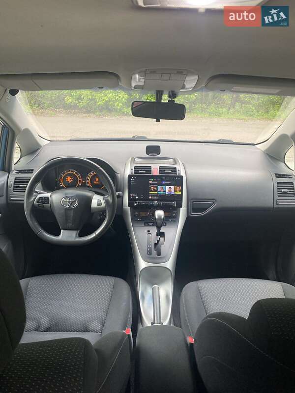 2012 toyota auris