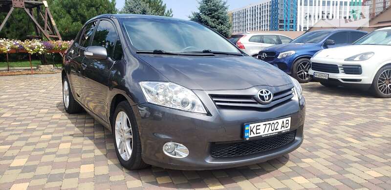 2011 toyota auris