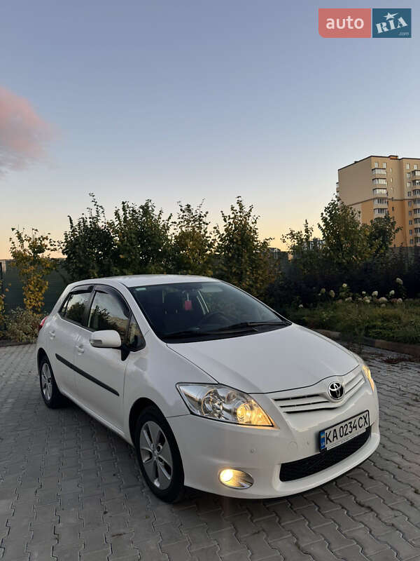 2011 toyota auris