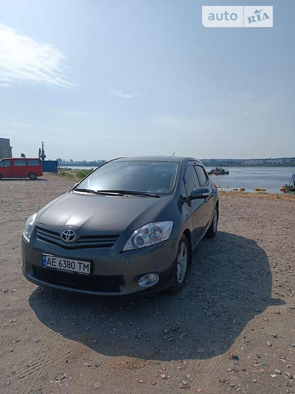 2012 toyota auris