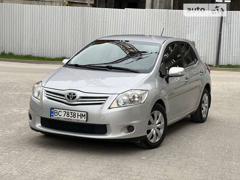 2011 toyota auris