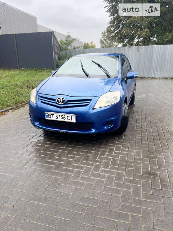 2011 toyota auris