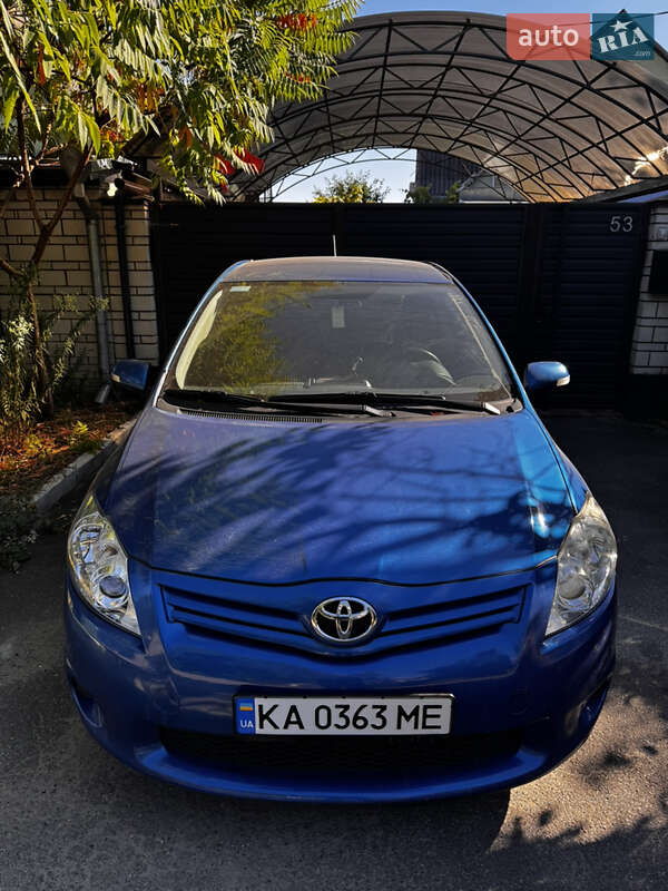 2011 toyota auris