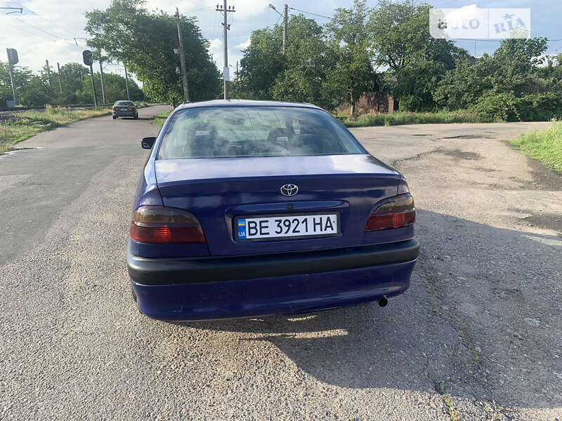 2000 toyota avensis