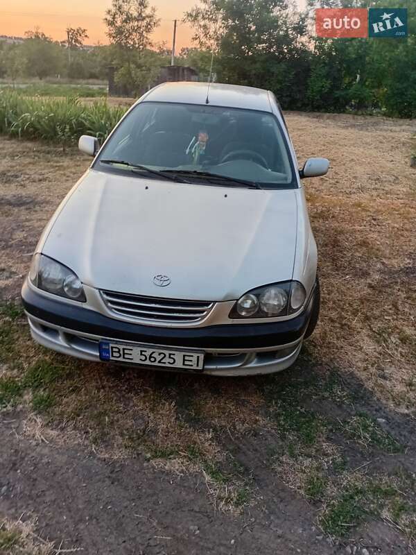 2000 toyota avensis