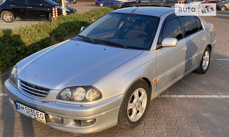2000 toyota avensis