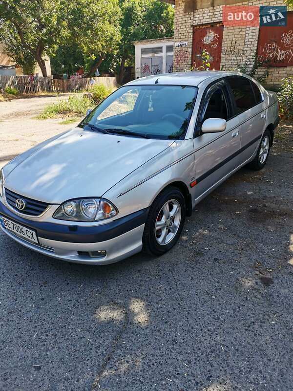2000 toyota avensis