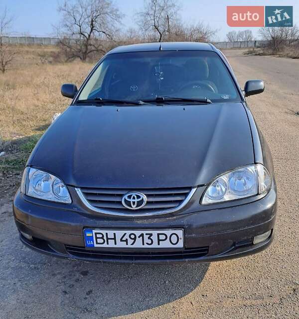 2000 toyota avensis