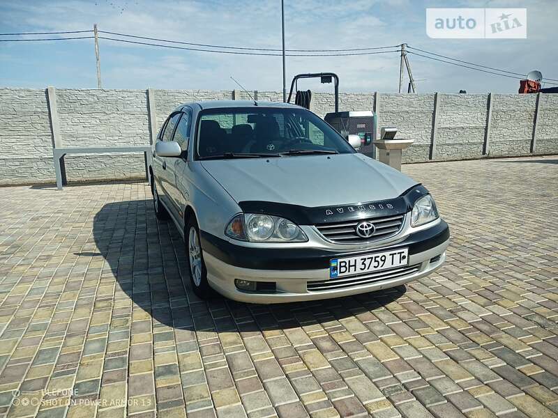 2003 toyota avensis