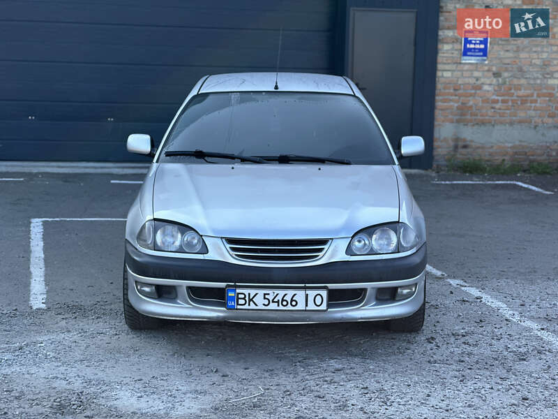 2000 toyota avensis