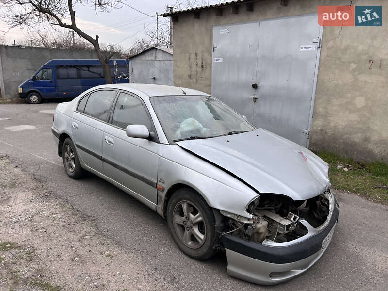 2001 toyota avensis