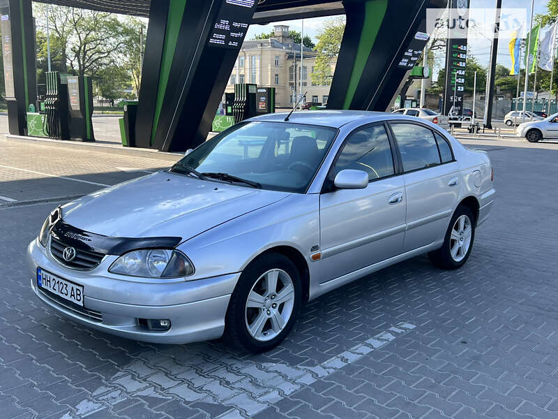 2002 toyota avensis